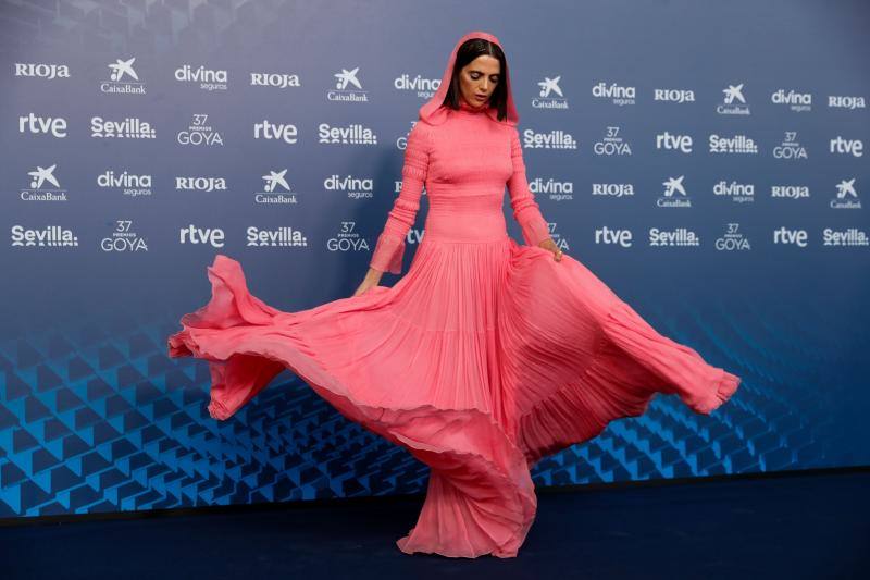 Macarena Gómez, una caperucita rosa, el color tendencia de la temporada, con un estilismo exquisito firmado por la catalana Teresa Helbig