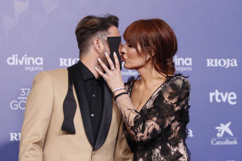 El cantante Manuel Carrasco besa a su mujer, la periodista Almudena Navalón.