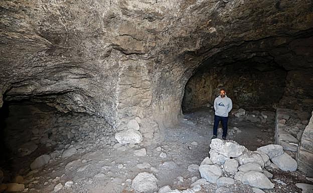 Bentejuí Motas en el interior de la cueva de mayores dimensiones. 