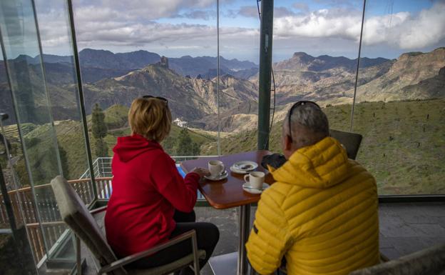 Imagen principal - El mirador del Parador de Cruz de Tejeda es un espacio acogedor para entrar en calor. 