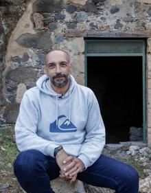 Imagen secundaria 2 - En la foto superior, vista del frente del promontorio donde están las cuevas. Estaban llenas de residuos. Debajo, otra parte de los terrenos situados delante de las cuevas naturales. Sobre esas paredes hay una era. Al lado, Bentejuí Motas. 