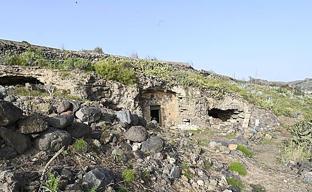 Imagen principal - En la foto superior, vista del frente del promontorio donde están las cuevas. Estaban llenas de residuos. Debajo, otra parte de los terrenos situados delante de las cuevas naturales. Sobre esas paredes hay una era. Al lado, Bentejuí Motas. 