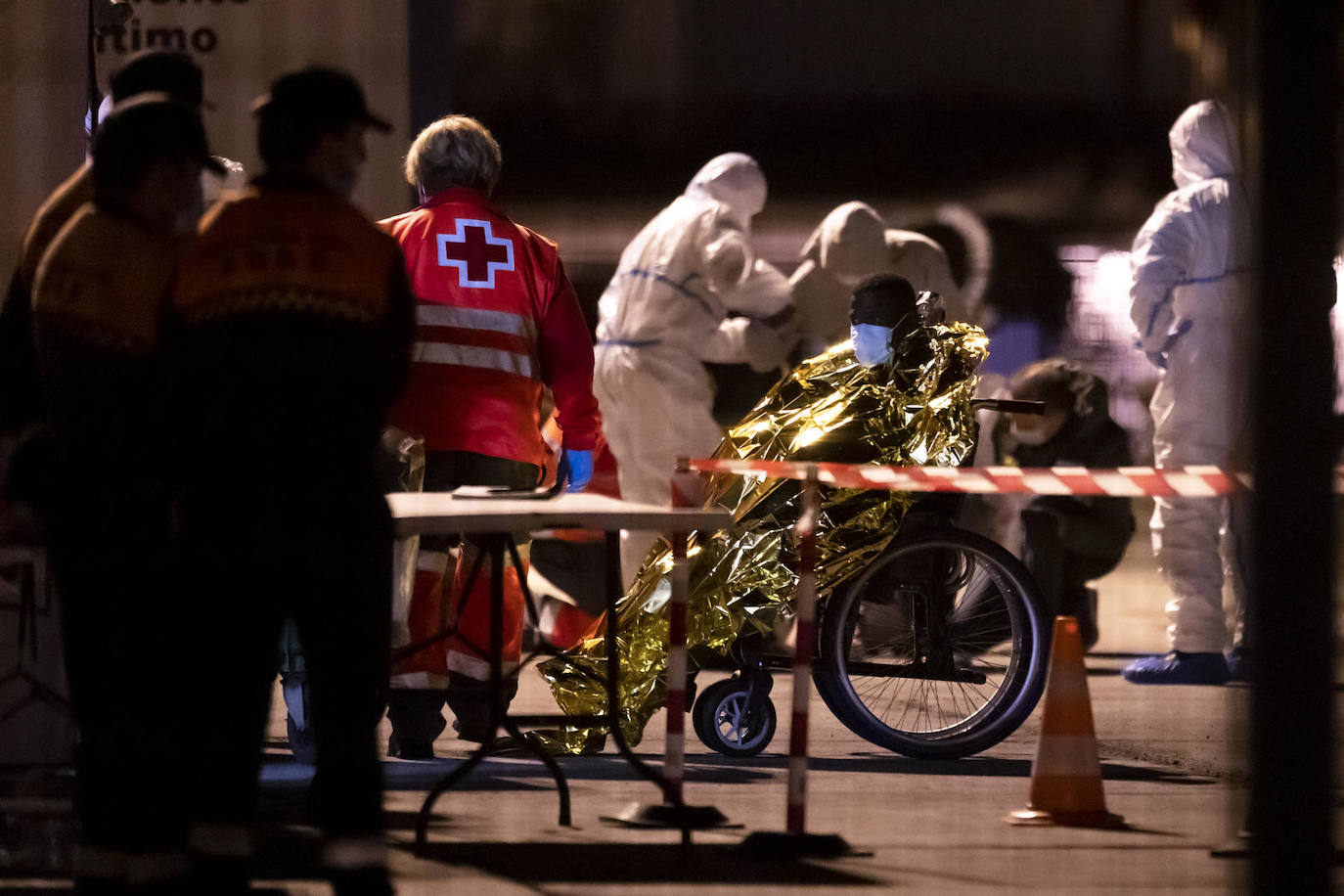 Uno de los 23 migrantes rescatados a su llegada al puerto de los Cristianos, en Tenerife, en la madrugada de este domingo. 