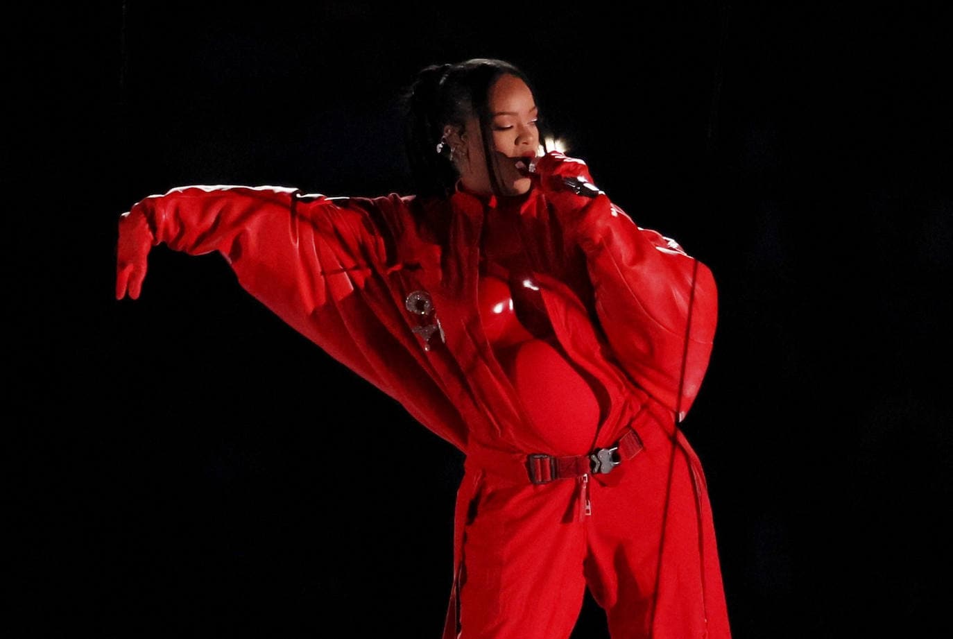 Rihanna actúa durante el descanso de la Super Bowl que midió a los Philadelphia Eagles con los Kansas City Chiefs.