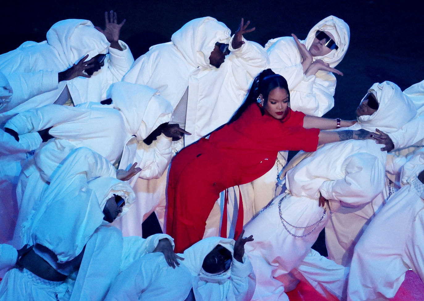 Rihanna actúa durante el descanso de la Super Bowl que midió a los Philadelphia Eagles con los Kansas City Chiefs.