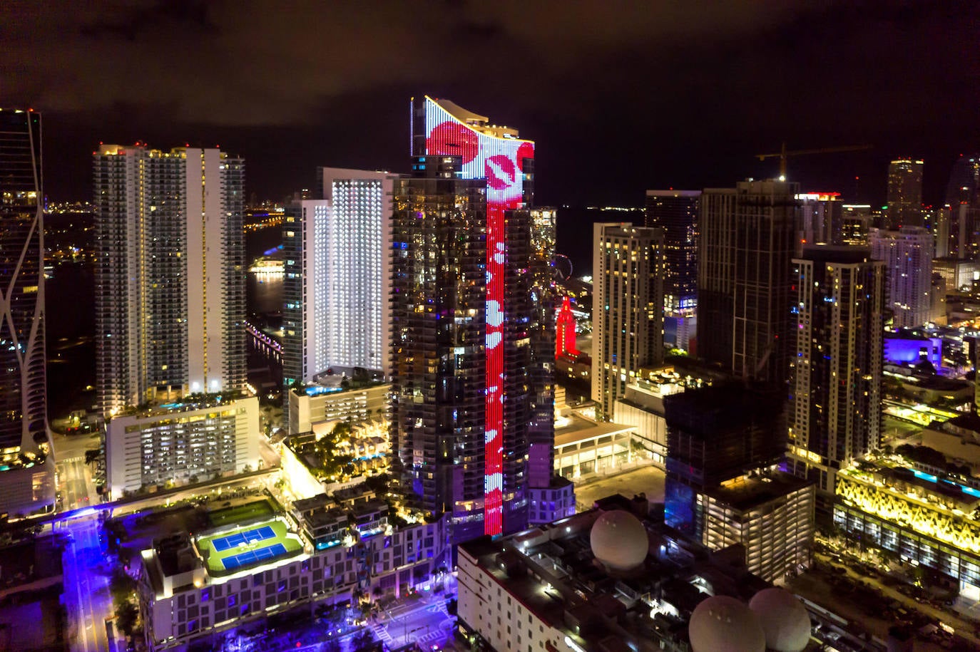 Edificio Paramount Miami Worldcenter, de 60 pisos y situado frente a la bahía de Vizcaya en Miami (Florida), mientras celebra el día de San Valentín por todo lo alto, con una animación digital con motivos de besos, corazones y cupidos que es posible gracias a una compleja tecnología con un costo de 3 millones de dólares.