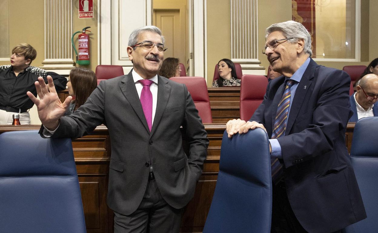 El vicepresidente, Román Rodríguez (i) y el consejero Julio Pérez, ayer en el Parlamento de Canarias. 