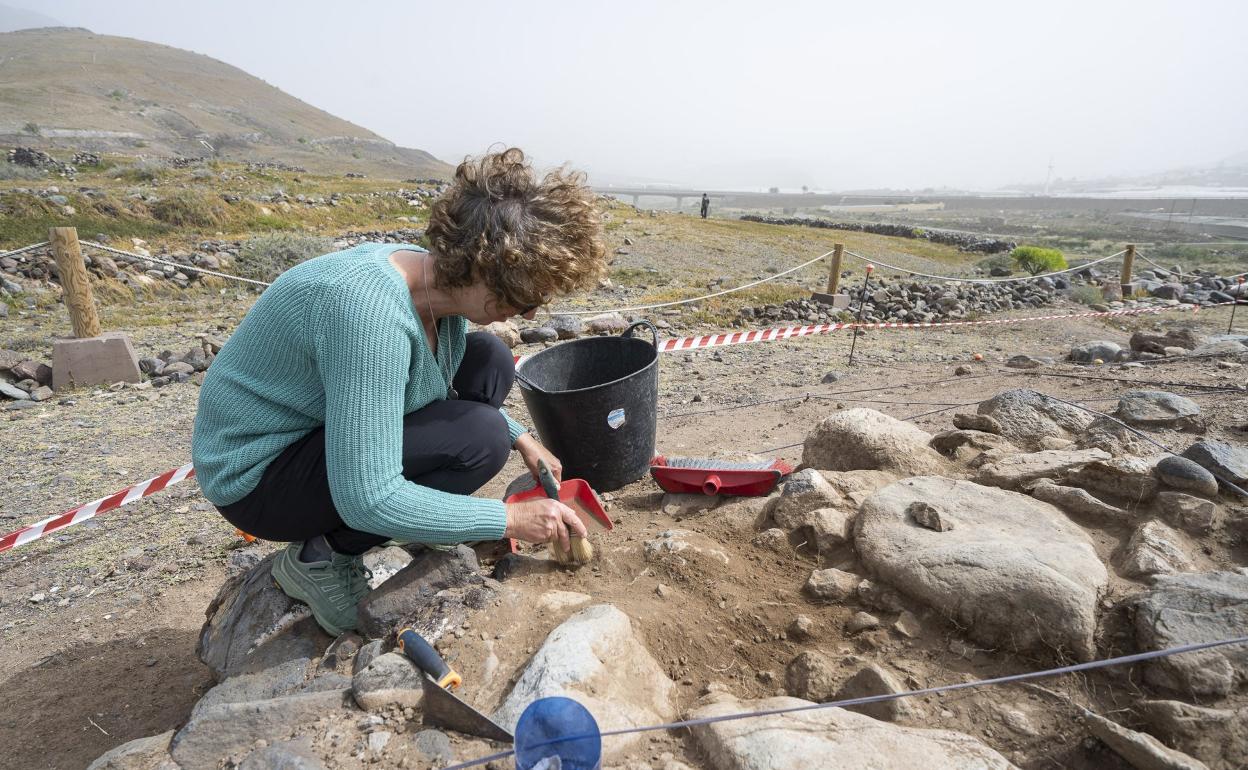 Una de las arqueólogas, Sandra Cancel, en la excavación encargada por el Cabildo. 