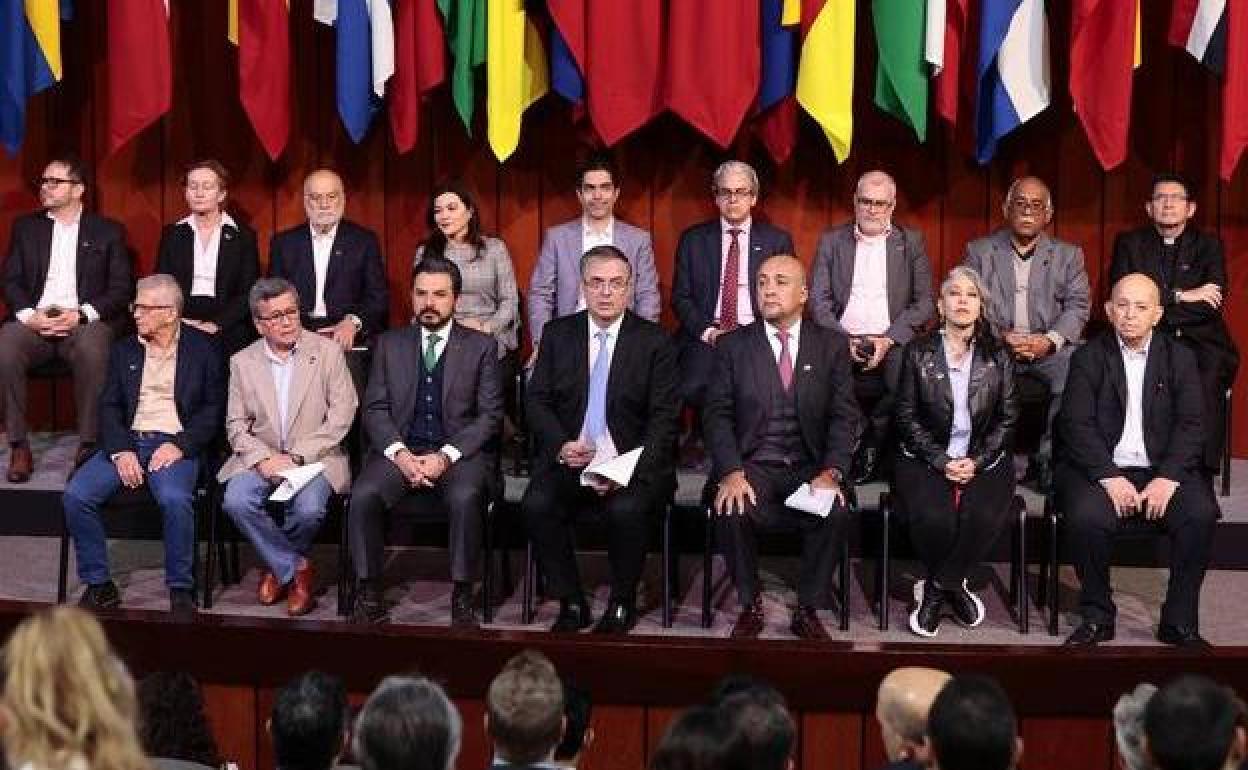 Los integrantes de la Mesa de Diálogos de Paz entre el Gobierno de Colombia y el ELN se reúnen en México