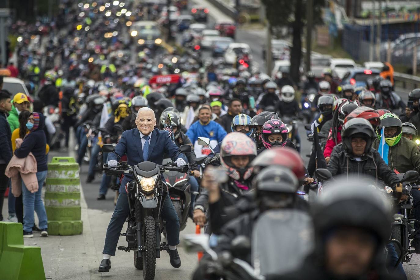 Miles de personas participan en la llamada Caravana del Zorro, en Ciudad de Guatemala (Guatemala). La Caravana del Zorro, la peregrinación sobre dos ruedas más grande del mundo, reunió a 30 mil motoristas en la Ciudad de Guatemala para emprender un viaje de 240 kilómetros, hacia el poblado de Esquipulas, en su regreso tras dos años de ausencia por la pandemia de la Covid-19.