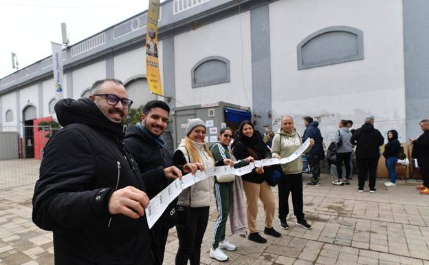 Otros afortunados posan con las localidades. 