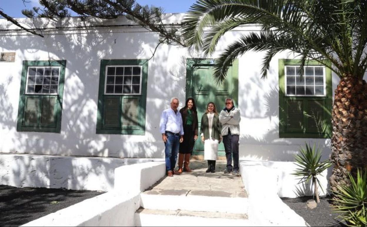 Presidenta cabildicia y autoridades de Haría, ante la Casa del Cura. 