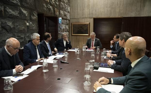 El presidente del Gobierno de Canarias, Ángel Víctor Torres, en una reunión con representantes del BBVA para conocer el informe de perspectivas económicas. 