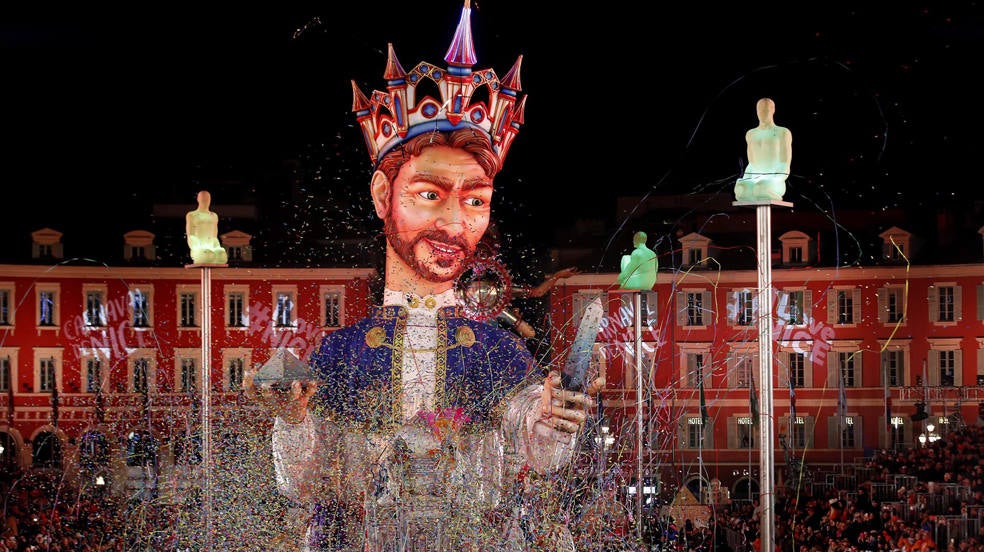 Una carroza titulada "Rey de los Tesoros del Mundo" pasa por una multitud durante el 150º Carnaval anual de Niza, en Niza, Francia. El carnaval se desarrolla del 11 al 26 de febrero de 2023, bajo el tema principal "El Rey de los Tesoros del mundo'. 
