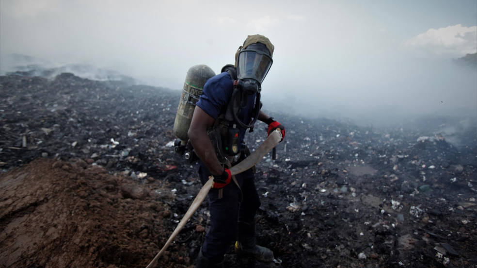 Bomberos trabajan en el incendio en Cerro Patacón, el mayor vertedero de Panamá y considerado un desastre ambiental, que se ha vuelto a incendiar y ha provocado una gran nube de humo tóxico que afecta a una parte de la capital, hoy en Ciudad de Panamá (Panamá). 