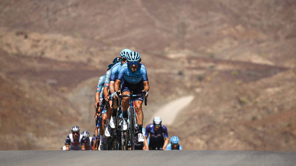 El pelotón de ciclistas en acción durante la 5ª y última etapa de la carrera ciclista Tour of Oman de 152,2 km desde Samail a Jabal Al Akhdhar, Omán. 