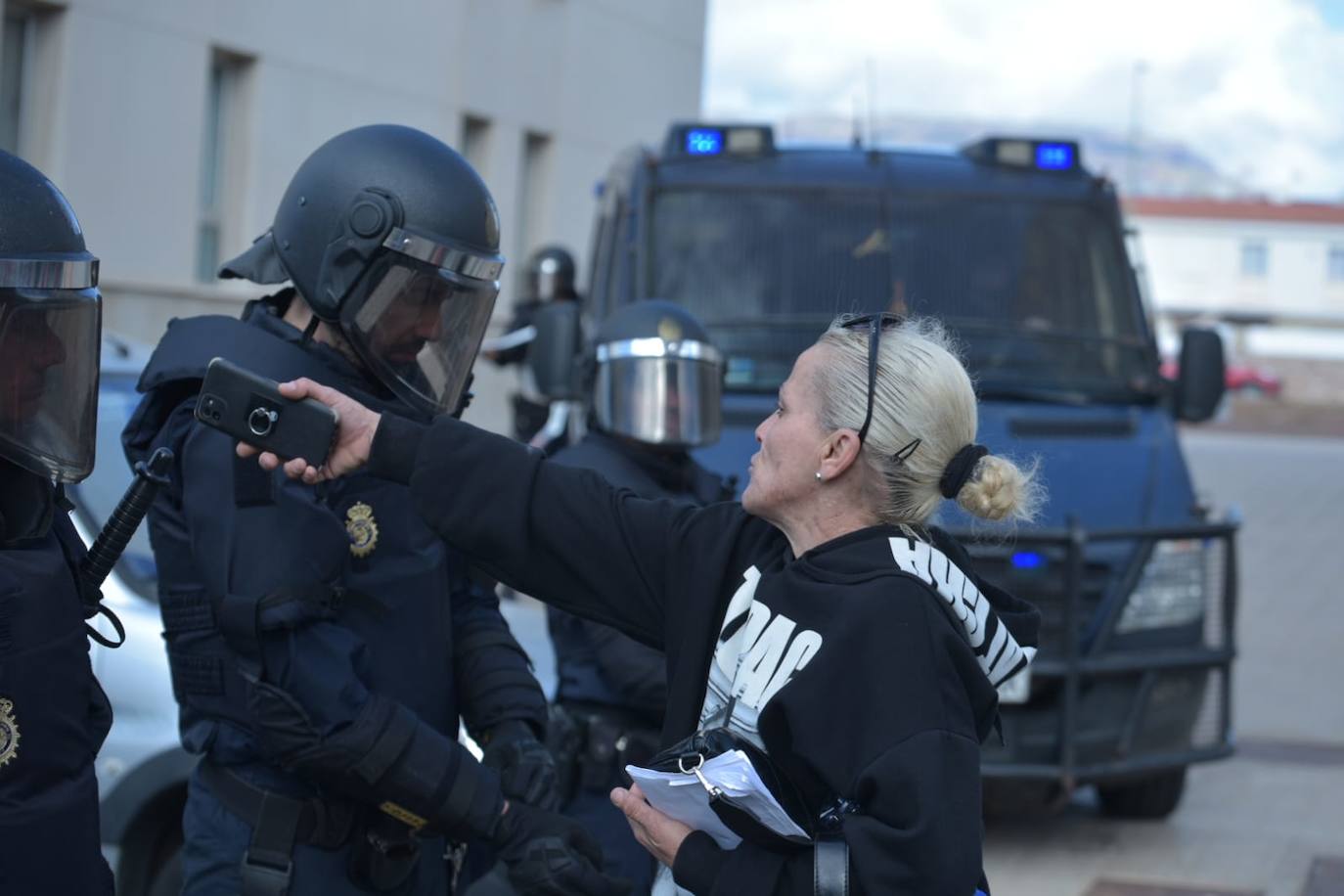 Fotos: Tensión e indignación entre los vecinos en el desalojo de Castillo del Romeral