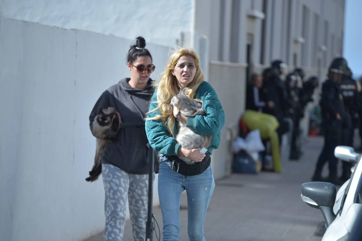 Fotos: Tensión e indignación entre los vecinos en el desalojo de Castillo del Romeral