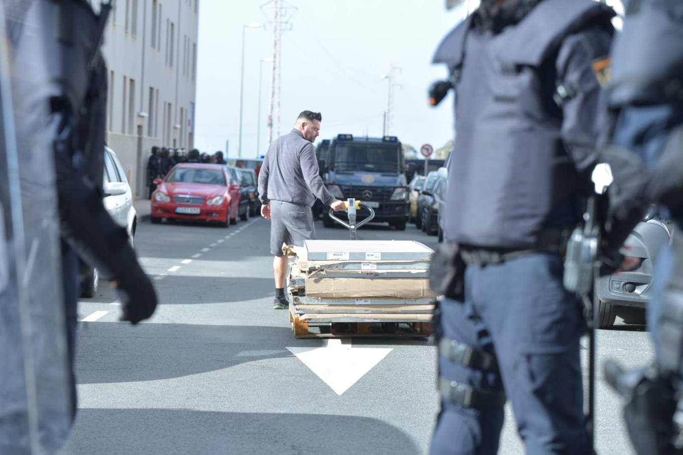 Fotos: Tensión e indignación entre los vecinos en el desalojo de Castillo del Romeral