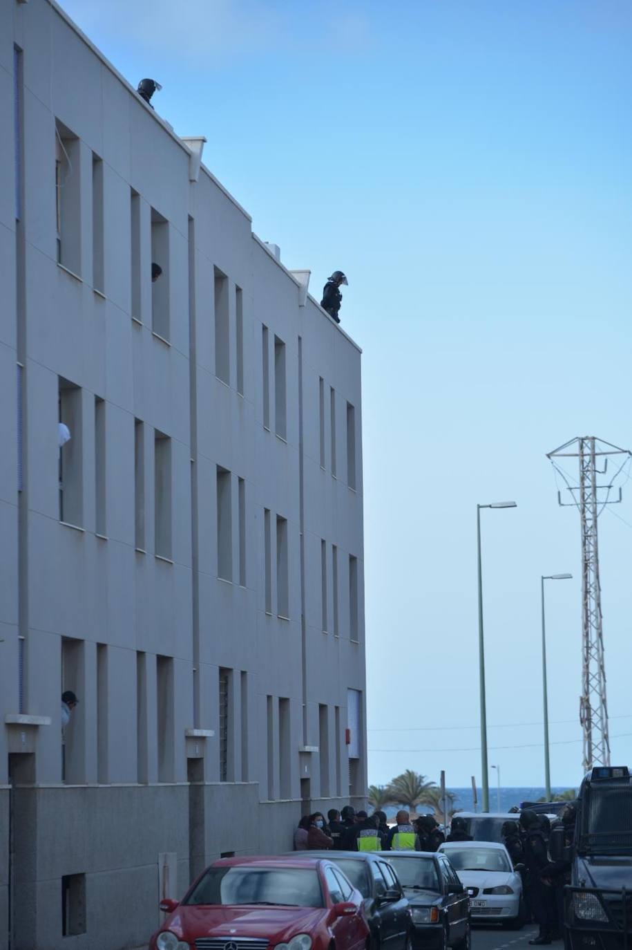 Fotos: Tensión e indignación entre los vecinos en el desalojo de Castillo del Romeral
