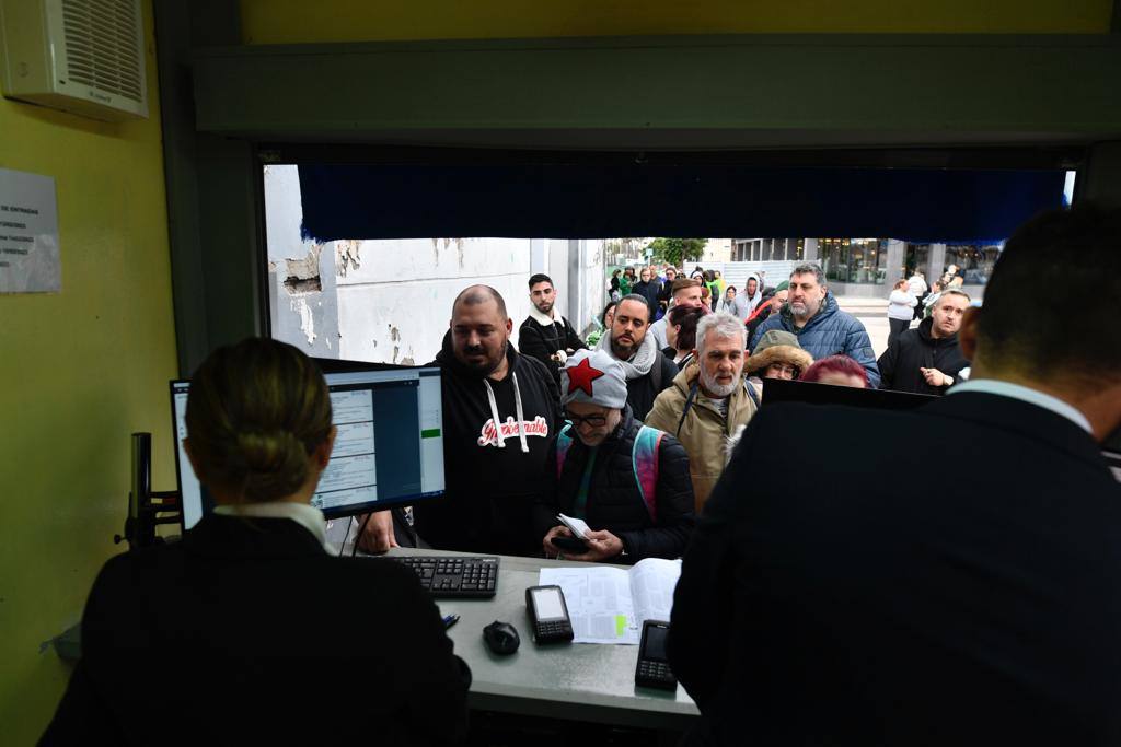 Fotos: La cola para comprar entradas de la gala drag de Las Palmas de Gran Canaria da la vuelta a la esquina