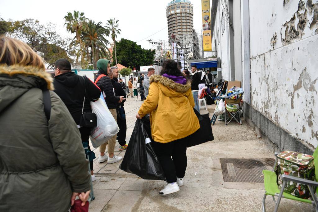 Fotos: La cola para comprar entradas de la gala drag de Las Palmas de Gran Canaria da la vuelta a la esquina