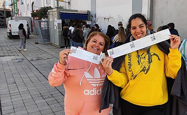 Delia Santana e Ismaray Torres, ante la taquilla y la cola. 