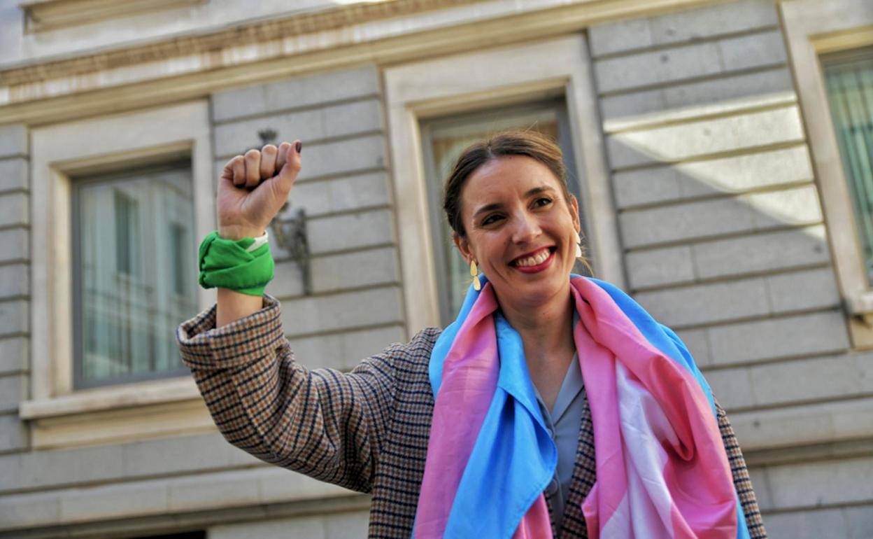 La ministra de Igualdad, Irene Montero, posa para los fotógrafos tras la aprobación de la ley trans. 