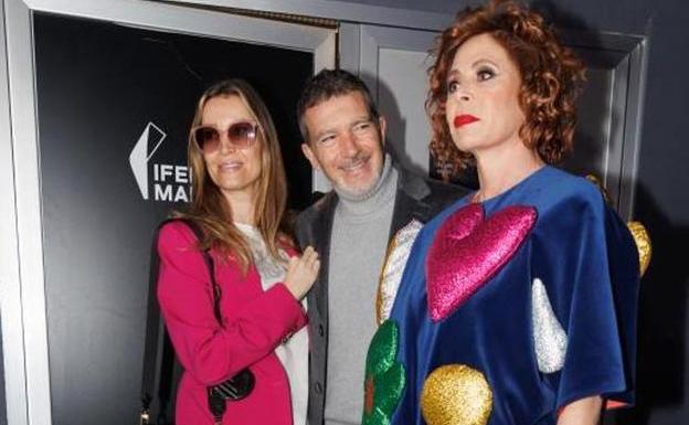 Antonio Banderas con su pareja, Nicole Kimpel, y Ágatha Ruis de la Prada.