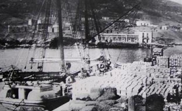 Ajetreo de mercancías en el muelle de Gran Tarajal a principios de los 40. 