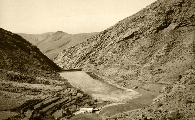 La presa de las Peñitas, en Vega de Río Palmas, ya terminada, con agua y sin tarajales. 