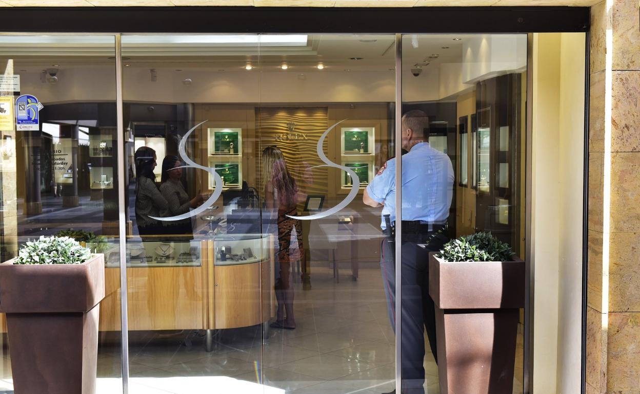 Imagen de una joyería de Maspalomas. Estos productos están sujetos a un IGIC del 15% y son atractivos para las compras de los turistas. 