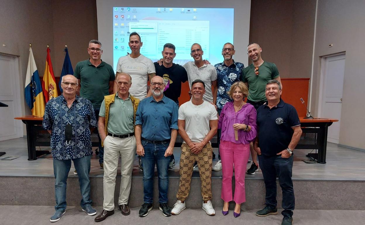 Joaquín Carreras, en el centro, con camisa negra, junto a algunas de las voces del documental. 