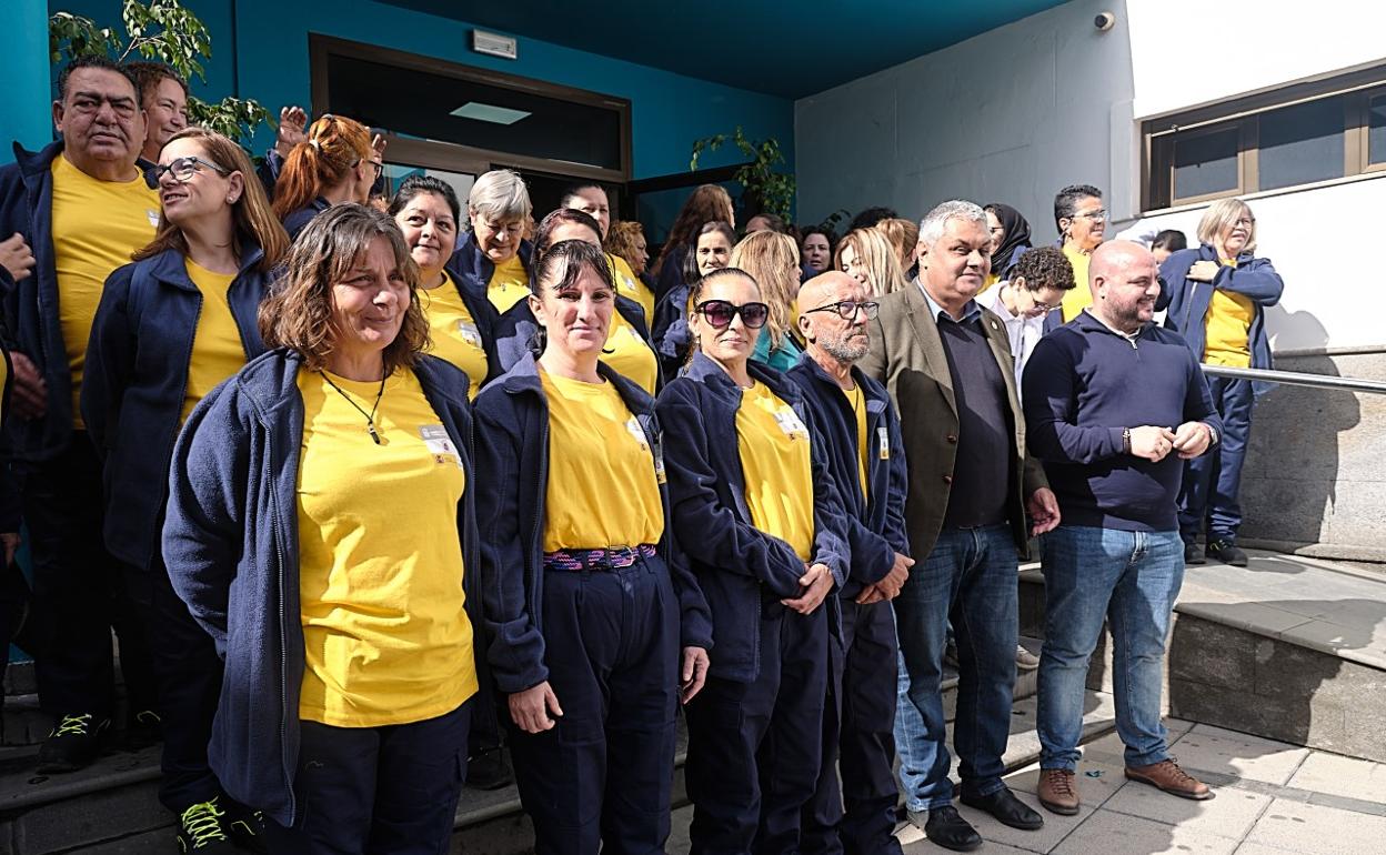 Alcalde y concejal de Empleo, con los trabajadores. 