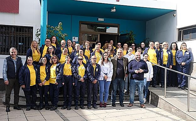 Todo el grupo de los nuevos trabajadores y trabajadoras, con el alcalde Juan Jiménez y el concejal David Perdomo. 