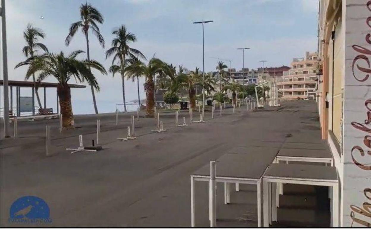 Imagen de archivo de Puerto Naos cubierto por la ceniza del volcán. 