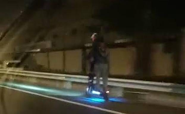 Un hombre en patineta eléctrica circula a 80 km/h en plena carretera. 