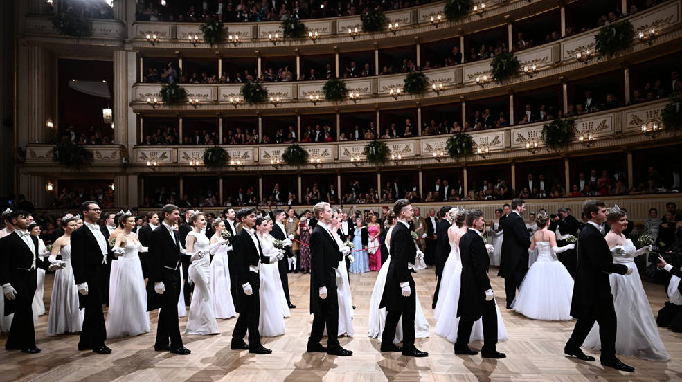 Los debutantes participan en la ceremonia de apertura del tradicional 65º Baile de la Ópera de Viena en la Wiener Staatsoper (Ópera Estatal de Viena) en Viena, Austria. 