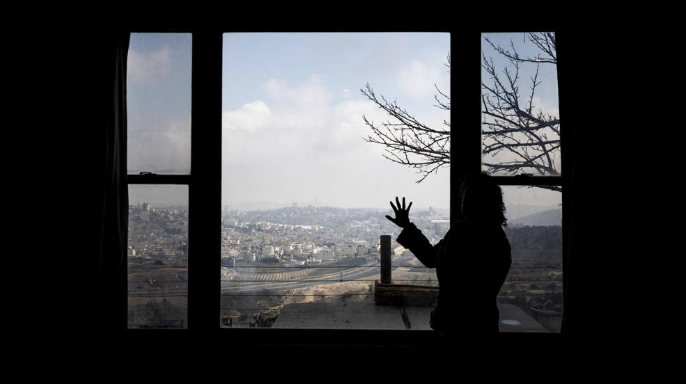 Anat Zwebner observa por la ventana en la ciudad de Belén, en el asentamiento israelí de Sde Boaz, en Cisjordania.