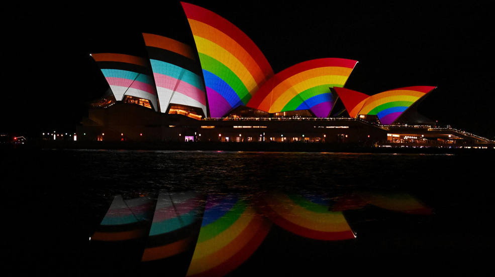 La Ópera de Sydney si ilumina con diferentes banderas del colectivo LGTBIQ+ marcando así el inicio del Sydney WorldPride y el festival Sydney Gay and Lesbian Mardi Gras, en Sídney, Australia. 