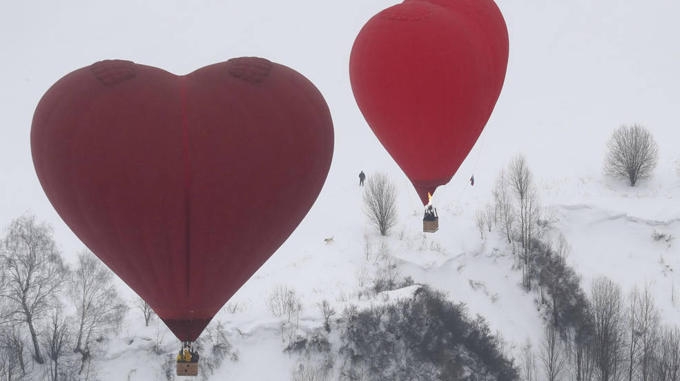 Un par de globos aerostáticos con forma de corazón flotan durante el festival de globos aerostáticos 'Festival de los corazones' en Dmitrov, Rusia. 