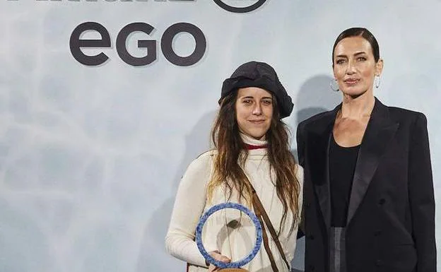 La diseñadora Tíscar Espadas con su premio Allianz EGO Confidence In Fashion, junto a la modelo Nieves Álvarez.