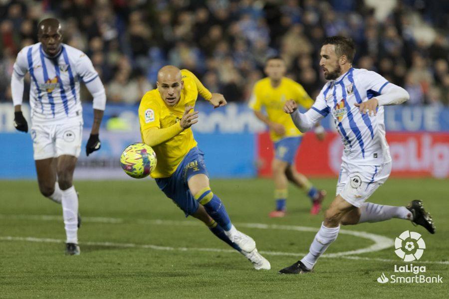 Sandro busca la pelota en Butarque. 
