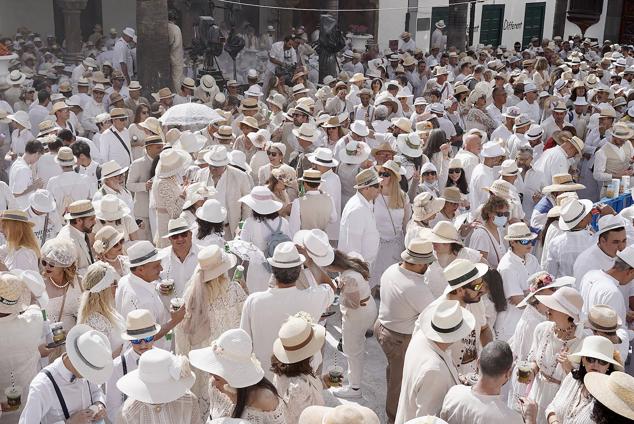 Fotos: Santa Cruz de La Palma se tiñe de blanco en la celebración de Los Indianos