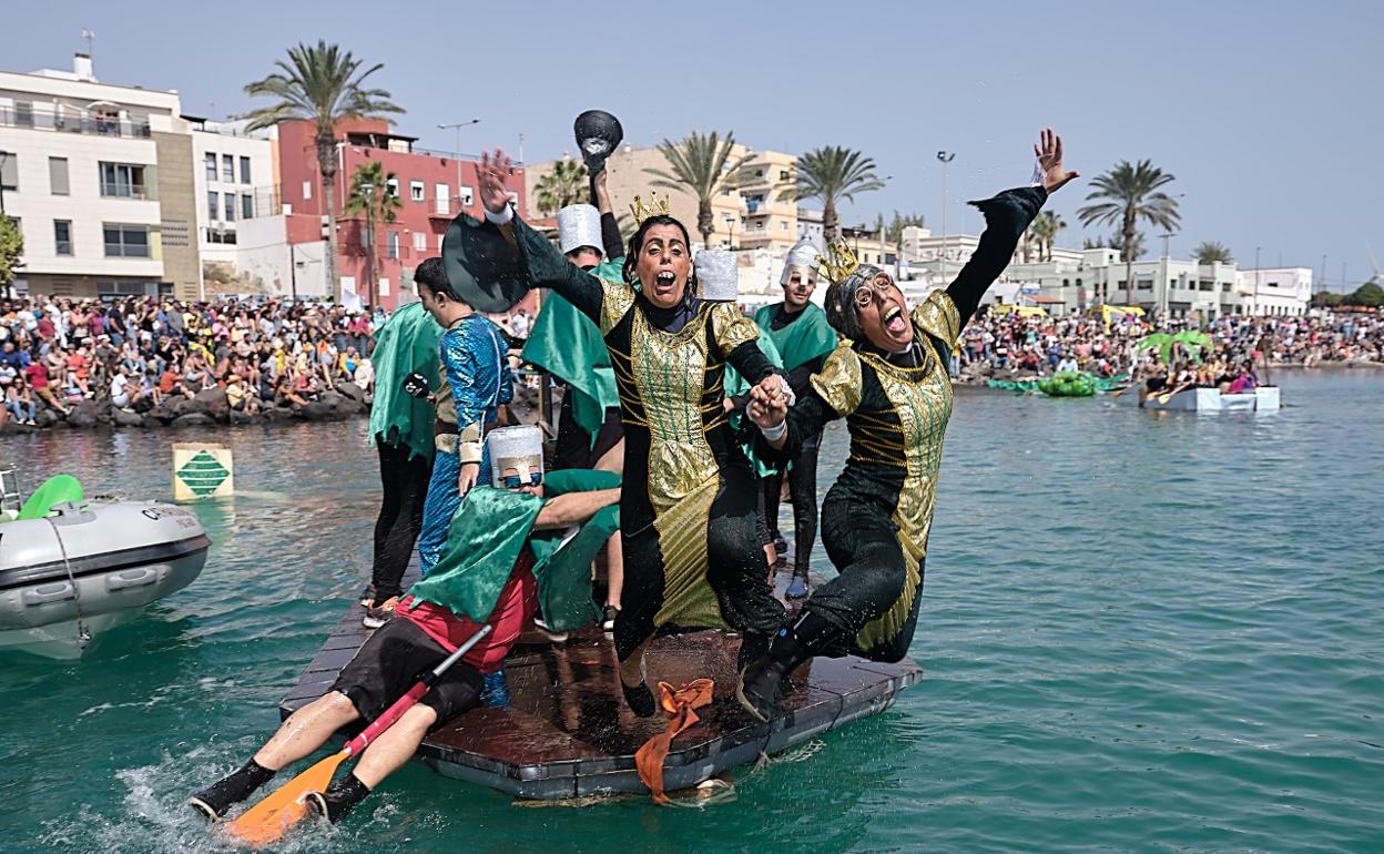 Las pregoneras del carnaval de este año, tirándose de su achipenco. 