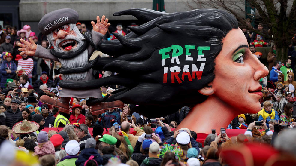 Una carroza de carnaval que representa a un hombre iraní enredado en el cabello de una mujer durante el desfile anual Rose Monday (Rosenmontag) en Düsseldorf, Alemania. Rose Monday es el tradicional punto culminante de la temporada de carnaval en muchas ciudades alemanas. 