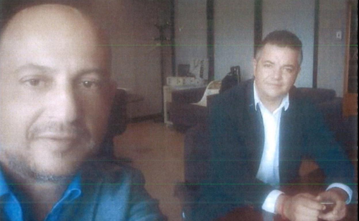 En la imagen, Taishet Fuentes junto al empresario investigado Miguel Ángel Robayna, en una reunión en la Consejería de Ganadería. 