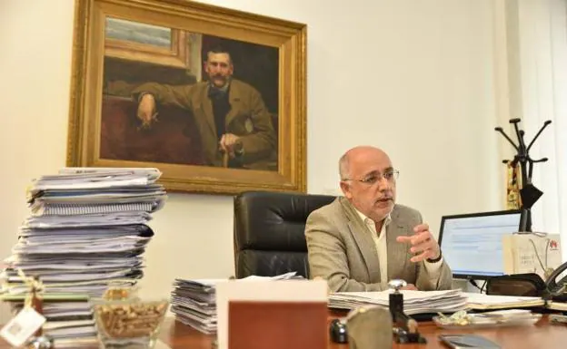 El presidente del Cabildo, Antonio Morales, en su despacho de la corporación insular. 