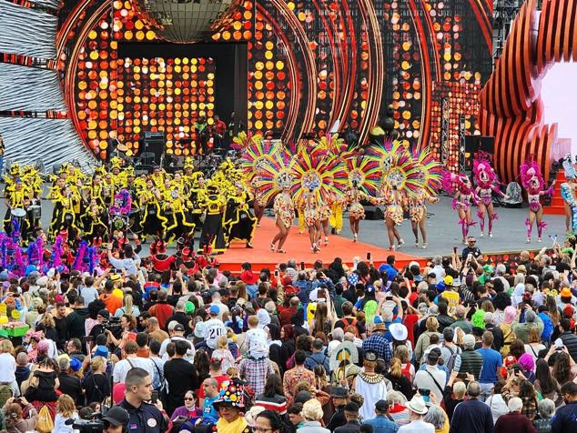 Fotos: El ritmo y el color marcan el pasacalles del carnaval de Las Palmas de Gran Canaria
