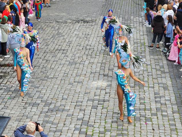 Fotos: El ritmo y el color marcan el pasacalles del carnaval de Las Palmas de Gran Canaria